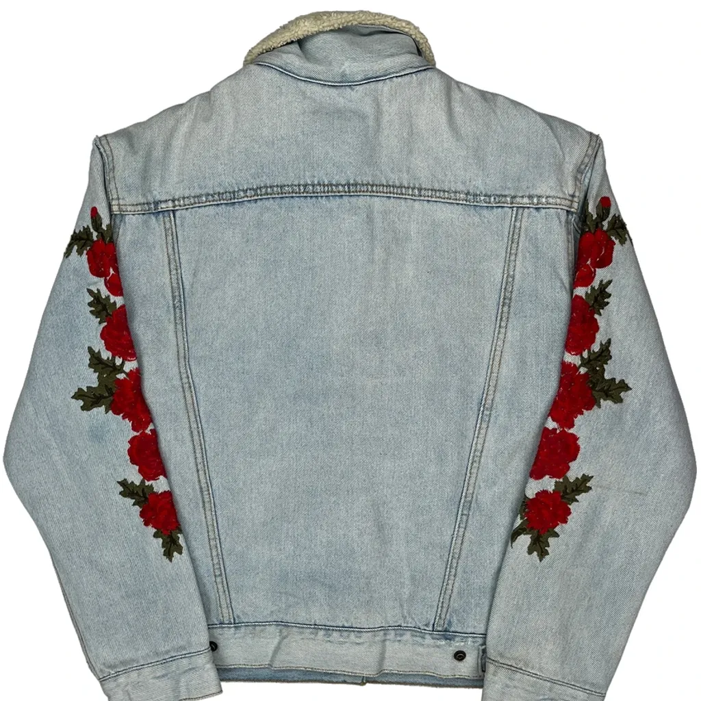 Sherpa Lined Levis Floral Denim Jacket - Small Light Wash Denim - Image 7